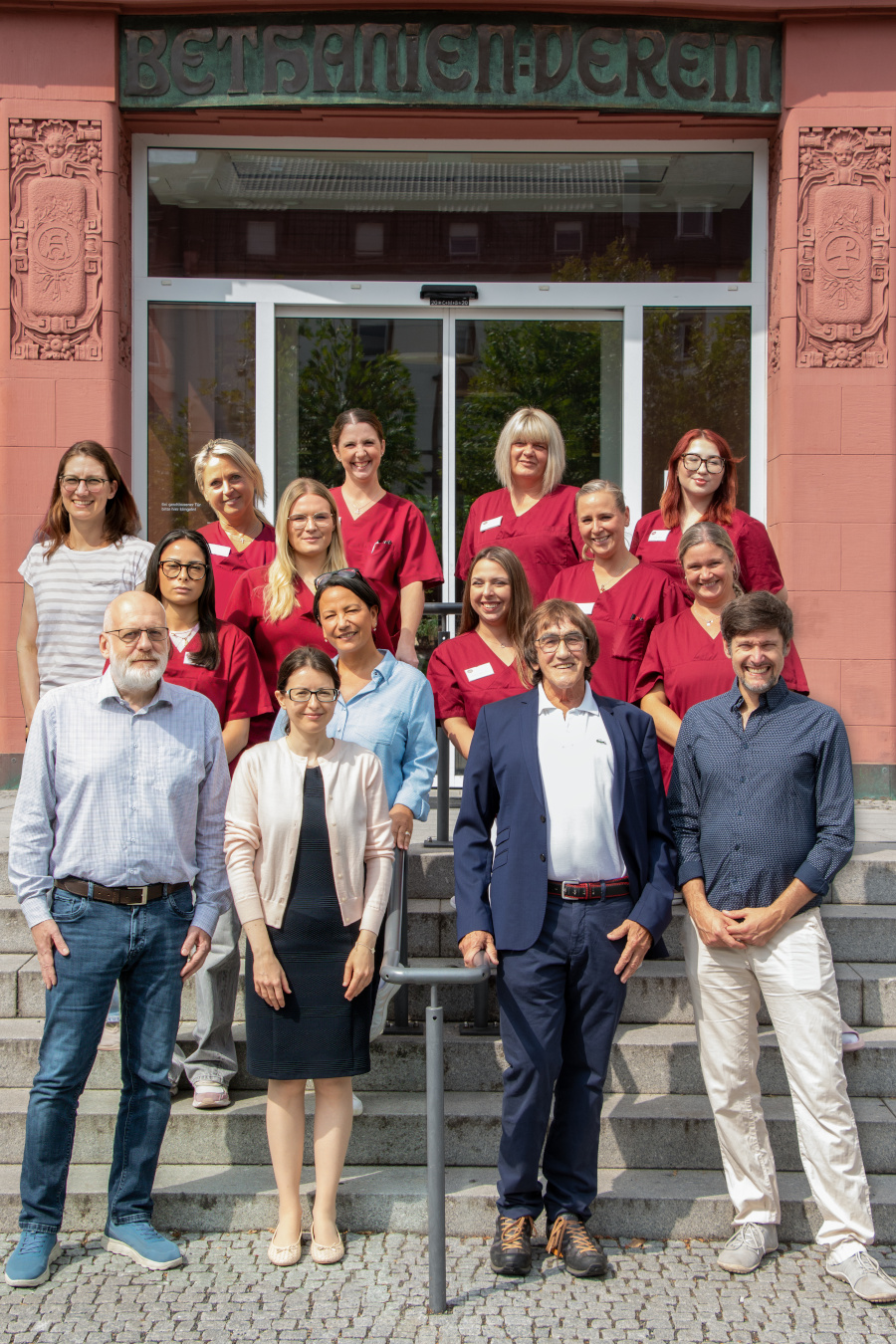 Das Team vor Bethanien Krankenhaus in 2026