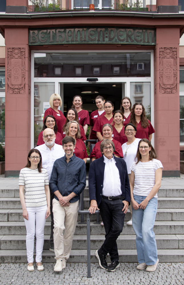 Das Praxis-Team vor dem Bethanien Krankenhaus