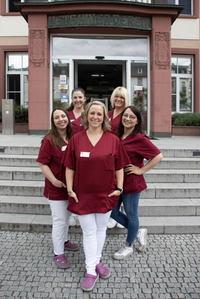 Das Praxis-Team vor dem Bethanien Krankenhaus
